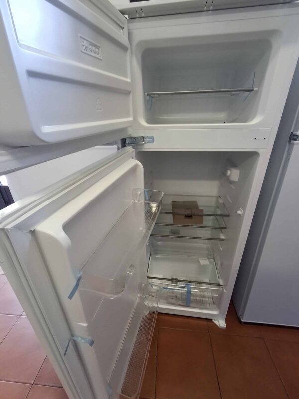 Indesit-Frigo-Incasso-Doppia-Porta-Statico-IND2040AA7-interno