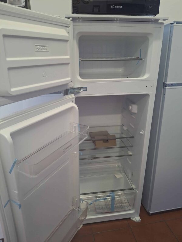 Indesit-Frigo-Incasso-Doppia-Porta-Statico-IND2040AA7-ripiani