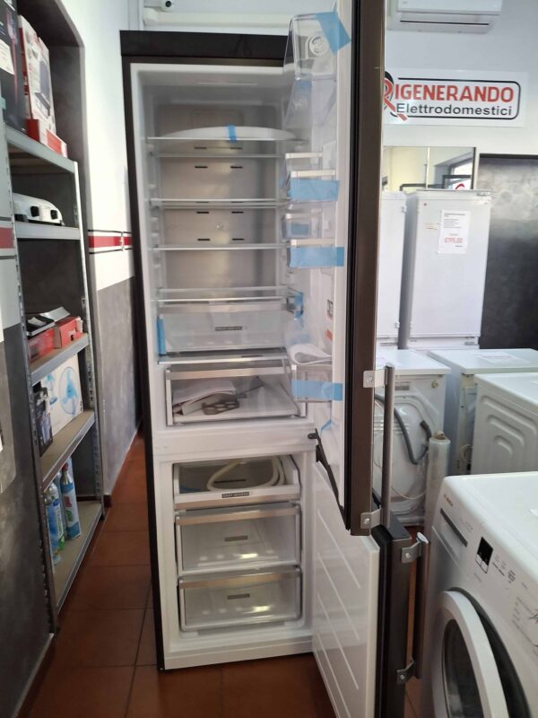 Whirlpool-Frigorifero-Combinato-W9931DKSH-No-Frost-ripiani
